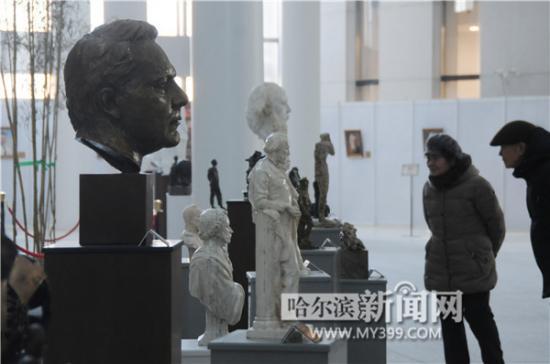 掃描或長按二維碼加關注，也可搜索微信公眾號“左堂雕塑藝術”加關注。