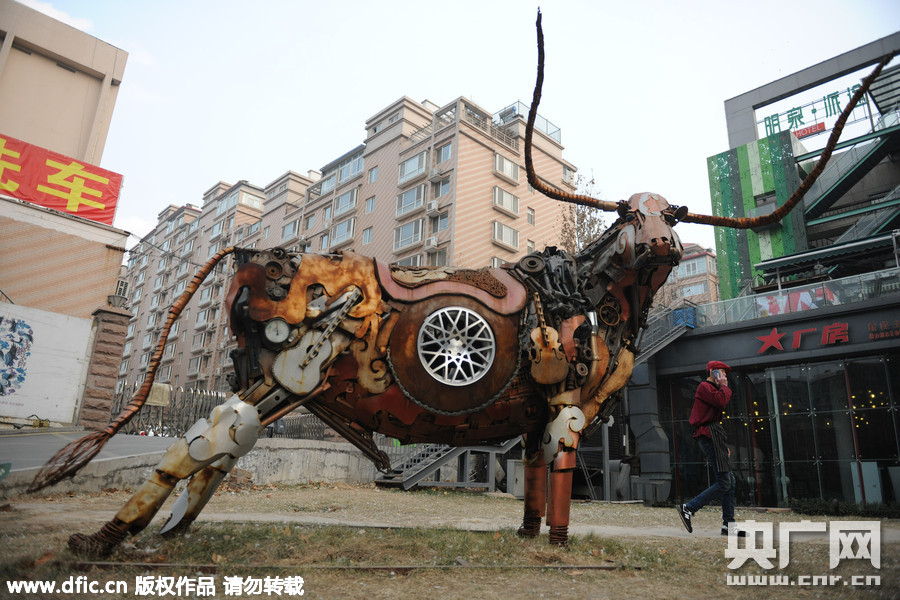 廢鐵堆出霸氣雕塑 巨型鐵牛現(xiàn)濟(jì)南街頭