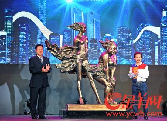 2016年廣州國際購物節(jié)開幕 藝術(shù)雕塑《飛花》首度亮相_金羊網(wǎng)新聞